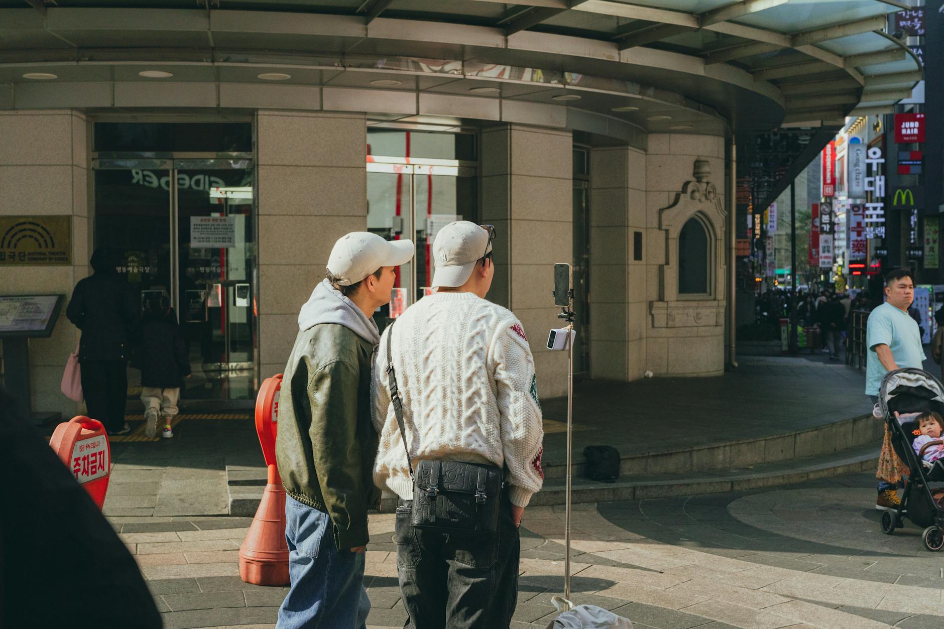 Free street performances in Hongdae district entertaining visitors nightly