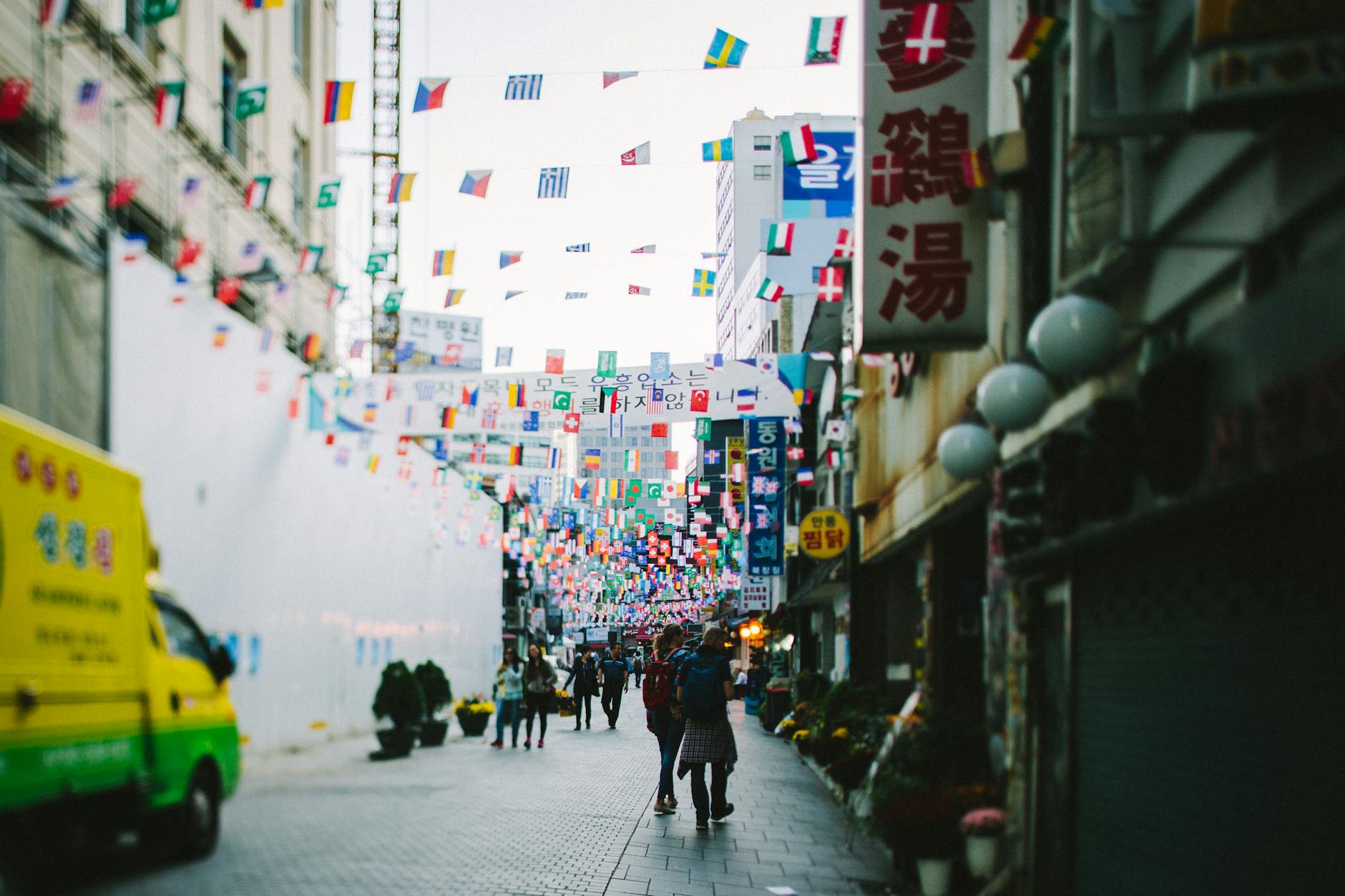 Namdaemun Market in Seoul where browsing and atmosphere are free to enjoy