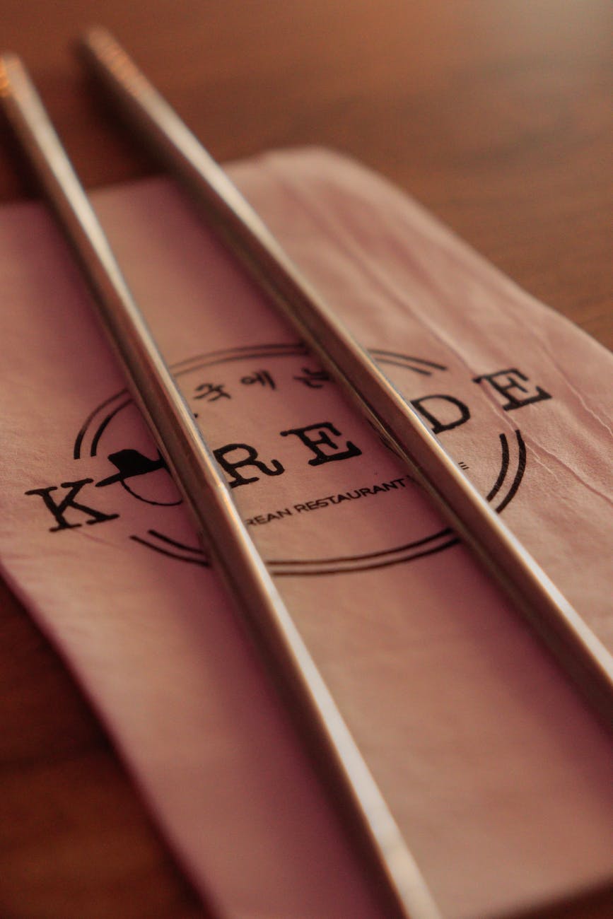 Korean dining etiquette with chopsticks - cultural tips for eating in Seoul