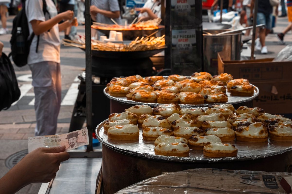 Cheap eats in Seoul: street food at a traditional Korean market stall