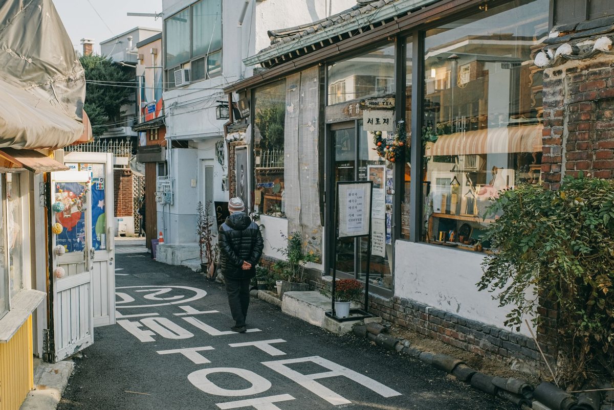 A solo traveler enjoying Seoul