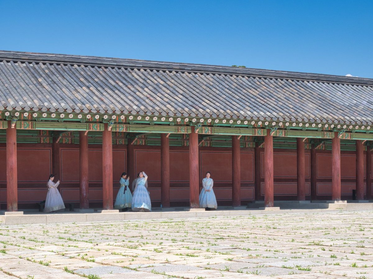 Visitors in hanbok at a Seoul palace, a unique Seoul experience